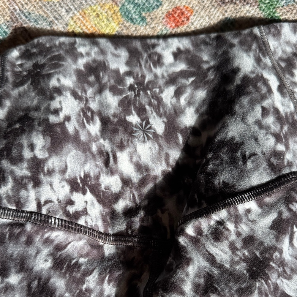 Athleta Black And Gray Patterned Salutation Stash… - image 8